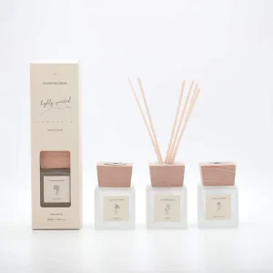 100ml 200ml Empty Round or Square Glass Reed Diffuser Bottles with Wooden Cap