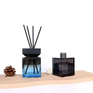 Square Luxury Black Glass 100ml 200ml 500ml Large Reed Diffuser Bottle Perfume Glass Bottle Wood Lid Reed Diffuser